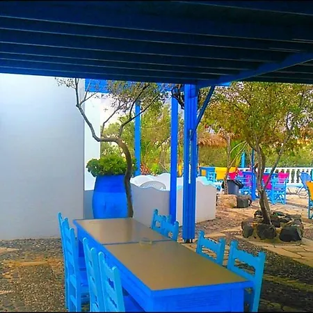 Studios Apartments Perivolos 3*
